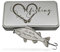 GluecksFish Anglergeschenk mit Gravur - Männer - Frauen - Angelköder - Angelhaken - Spinner - Glücksfisch (Herz fishing)
