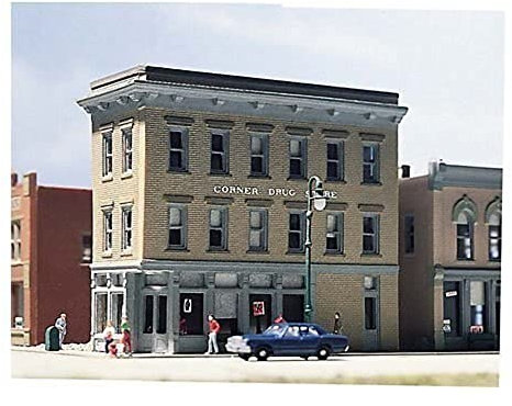 Woodland Scenics Spur N Miniaturhaus Bausatz Eckhaus Apotheke, Kunststoff, Beige, Historisch, Kind, Unisex, Kinder, Modellbahn-Enthusiasten, 8.4 x 3.4 cm