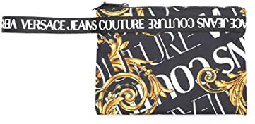 VERSACE JEANS COUTURE Pochette con Stampa Logo Couture All Over con laccio da polso e inserto in nastro nero con logo stampato. Chiusura pochette con zip. Dimensioni: 24 x 17 x 2