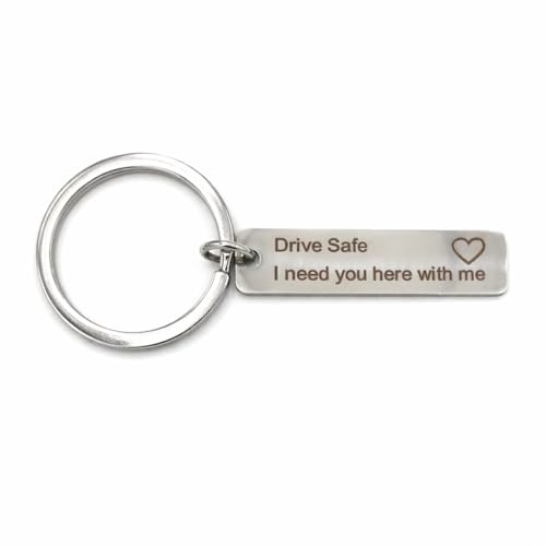Promotech Metall-Schlüsselanhänger „Drive Slowly – I Need You Here With Me“ für Paare – Handgefertigt, Lasergraviert, Geschenkidee für Frauen