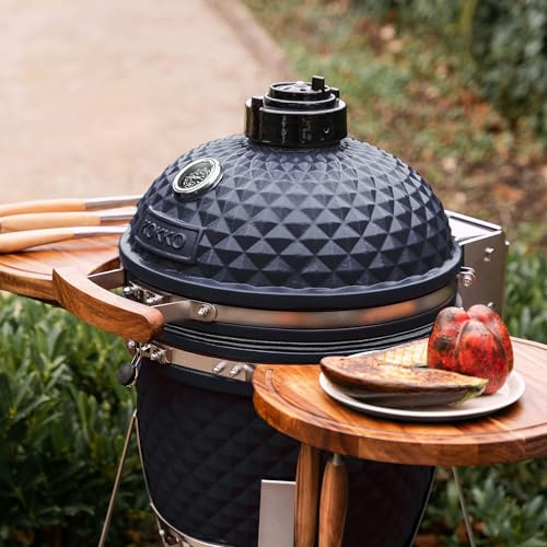 Kamado Kokko 18 - Nouvelle édition 18 = taille standard (46 cm x 69 cm) Bon compromis entre sa taille et sa rapidité d’allumage Diamètre de la grille : 37 cm Bleu marine