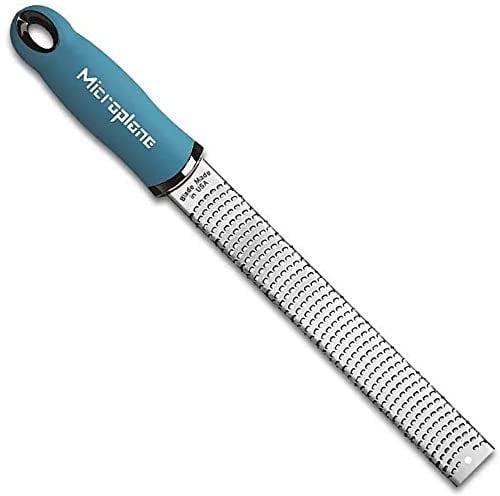 Microplane Zester Küchenreibe in Türkis für Zitrusfrüchte, Hartkäse, Ingwer, Schokolade & Muskatnuss mit feiner Edelstahlklinge - Made in USA