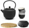 schwarzes asiatisches Guss Teekanne Induktion Set 1.3 Liter & mit Henkel & Edelstahl Tee-Filter Sieb-Einsatz für losen Tee & braunem Holzuntersetzer Stövchen & Becher