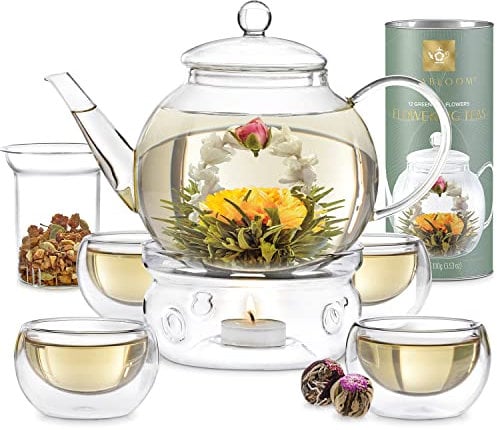 Teabloom Vollständiges Tee Set – 1,2 L Teekanne Glas mit Siebeinsatz Herausnehmbar und Feuerfest – Teekanne mit Stövchen Inklusive 4 Isolierende Teetassen aus Glas und 12 Teeblumen