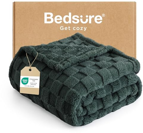Bedsure Checkered Fleece Throw Blanket - Lightweight, Dark Green, 152x203cm | Fluffy Warm Plush Lightweight for Couch and Bedroom Cosy Gift Easy Care for Relaxing Layering and Snuggling 152x203cm