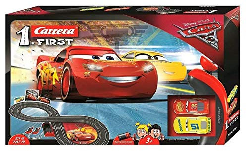 Carrera 63010 FIRST Disney Pixar Cars 3 Rennstrecke für Kleinkinder, elektrische Rennbahn mit McQueen & Ramirez Spielzeugautos mit Handregler & Streckenteilen Spielzeug für Kinder ab 3 Jahren, 2,4m