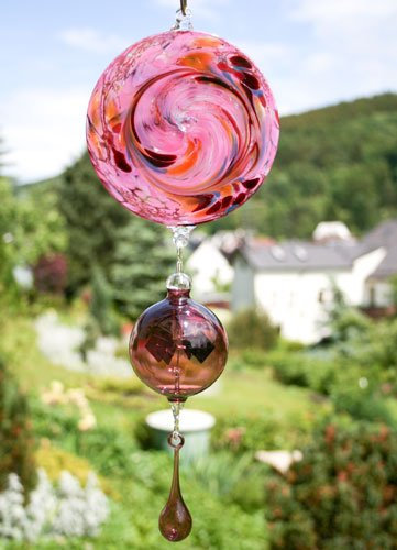 Fensterbild mit Lichtmühle und Tropfen violett