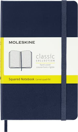 Moleskine Classic Notebook, Taccuino a Quadretti, Copertina Rigida e Chiusura ad Elastico, Formato Pocket 9 x 14 cm, Colore Blu Zaffiro, 192 Pagine