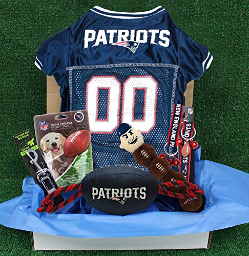 NFL New England Patriots Haustier-Geschenkbox mit 2 lizenzierten Hundespielzeugen, 1 natürliches Hundeleckerli, 1 NFL Trikot, 1 NFL Welpen-Trainingsglocken und 1 Auto-Sicherheitsgurt