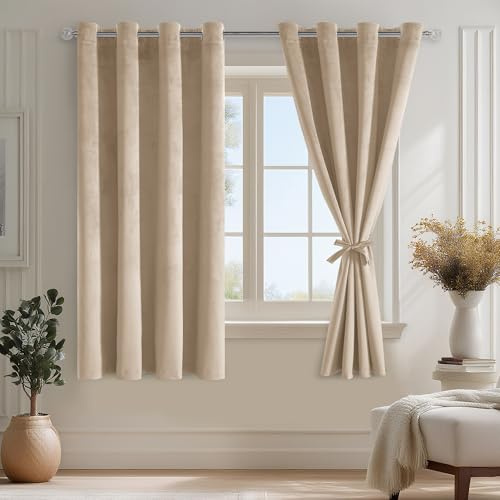 DWCN Hellbeige Samtvorhang Verdunklungsvorhänge H175 x B140cm Gardinen Kurz | Vorhänge Beige Gardinen mit Ösen, Vorhänge Blickdicht Weich Samt Vorhänge für Schlafzimmer Wohnzimmer 2er Set