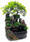 Zen Tischbrunnen mit LED Licht und Wasserfall, Feng Shui Zimmerbrunnen aus Harz mit Steingarten, Fischerfigur und Baum, Geschenkidee für Meditation und Entspannung – H 30 cm