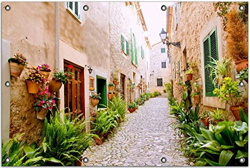 Wallario Outdoor-Poster für Garten oder Balkon Südländische Gasse mit Alten Häusern und grüner Oase, Motivbanner Größe: ca. 80 x 120 cm, Outdoor-Bild