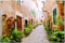 Wallario Outdoor-Poster für Garten oder Balkon Südländische Gasse mit Alten Häusern und grüner Oase, Motivbanner Größe: ca. 80 x 120 cm, Outdoor-Bild