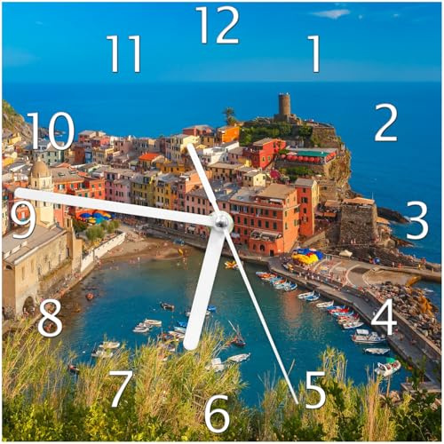 Wallario Design-Wanduhr Farbenfrohes Küstendorf am Mittelmeer aus Glas, Motiv-Uhr Größe 20 x 20 cm, weiße Zeiger