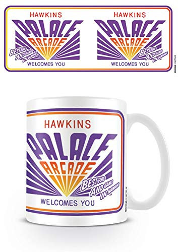 1art1 Stranger Things, Hawkins Palace Arcade Heißt Sie Willkommen Foto-Tasse Kaffeetasse (9x8 cm) + 1x Überraschungs-Sticker