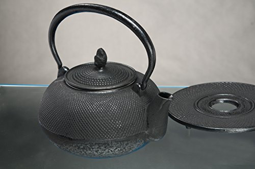 Teekanne Arare (0,6 L) aus hochwertigem Gußeisen mit Untersetzer von Urban Lifestyle Japan Design bauchiger Iron Teapot