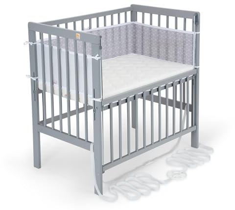 FabiMax Baby Beistellbett Flex mit innovativem Seitengitter für Boxspringbett, inkl. Matratze und Nestchen aus Netzstoff, Buche massiv grau, Classic/graue Würfel