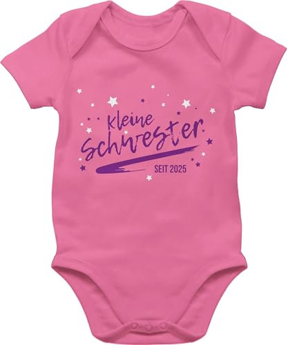 Shirtracer Baby Body Junge Mädchen - kleine Schwester seit 2026-12/18 Monate - Pink - outfit little sister outfits lil sis schwestern babysachen 2025 babygeschenke schwesterherz babybody