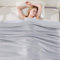 Qucover Kühldecke Sommer Bettdecke, Arc-Chill 3.0 Q-Max>0.5 Kühlfasern Doppelseitig Kühlende Decke, Sommerbettdecken bettdecke ohne bezug nutzbar Superweicher, Leichte Sommerdecke 200x230cm, Hellgrau