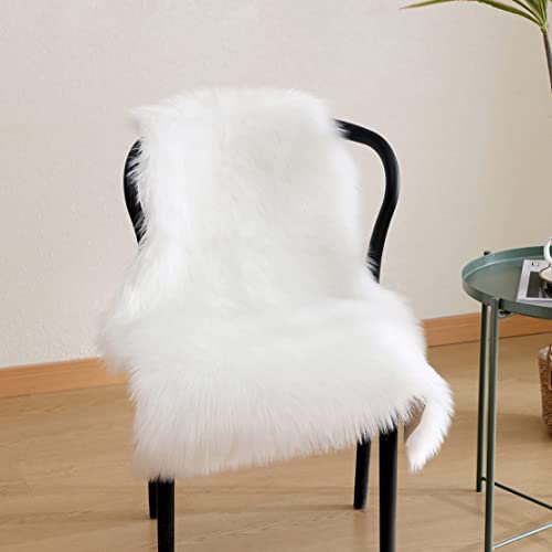 JXLOULAN Faux Lammfell Schaffell Teppich Weiß 40x60 cm, Longhair Flauschiger Teppich Wohnzimmer Deko, Weicher Fell Carpet für Stühle Sofa Schlafzimmer Kinderzimmer