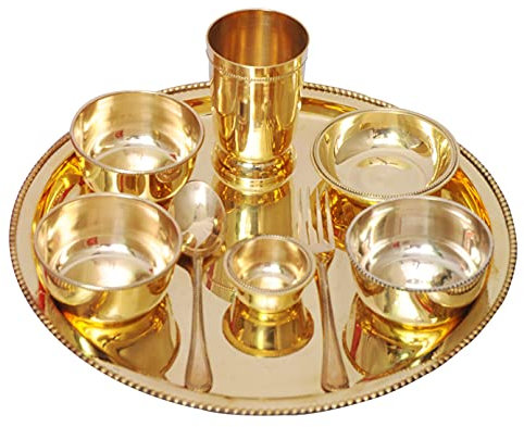 Devyom Handicraft Service de table indien traditionnel en laiton avec assiettes, bols, verre et cuillère magnifiquement fabriqué à la main pour cadeau (vaisselle de table 02)