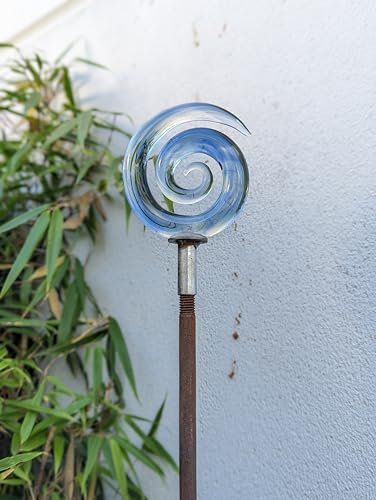 Zen Man Gartendeko Gartenstecker aus Rost mit Spiralglas-Kugel, 110 cm Höhe Glaskugel Glasdeko