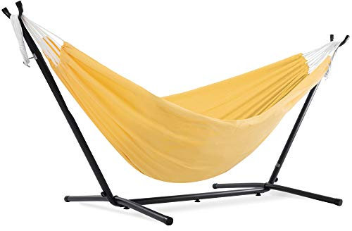 Vivere Doppel-Polyester-Hängematte mit platzsparendem Stahlständer und Premium-Tragetasche, 204 kg Kapazität (gelb)