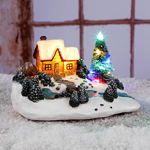 Spetebo LED Weihnachtsstadt Haus mit Tannen - 18 cm - Weihnachtsdorf Szene mit 9 bunten LED - Weihnachtsdeko Tischdeko beleuchtet