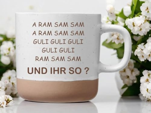 Laser Tattoo A Ram Sam Sam Tasse, Keramik Kaffeetasse mit Lasergravur, 360ml, Weiß mit Beigem Boden, Mikrowellengeeignet, Geschenk für Erzieher (Griff rechts)