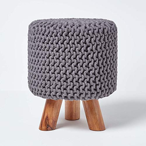 Homescapes Kleiner runder Strick Sitzhocker mit Holzbeinen, Grauer Fußhocker 32 x 32 x 42 cm, Strickhocker mit grob gestricktem Bezug aus 100% Baumwolle
