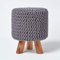 Homescapes Kleiner runder Strick Sitzhocker mit Holzbeinen, Grauer Fußhocker 32 x 32 x 42 cm, Strickhocker mit grob gestricktem Bezug aus 100% Baumwolle