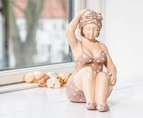 Wohnideen Kupke Deko Badefigur Edita 22x10cm elegant sitzend Sich an den Kopf fassend in einem rosa Sternen-Badeanzug im nostalgischen Retro Stil der 50er 60er Jahre