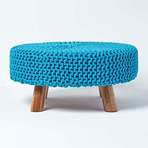 Homescapes niedriger runder Strick Sitzhocker mit Holzbeinen, türkis Fußhocker 62 x 62 x 30 cm, Strickhocker mit grob gestricktem Bezug aus 100% Baumwolle, blaugrün