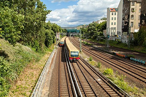 Pixblick - S-Bahn in Prenzlauer Berg in Berlin - Hochwertiges Wandbild - Poster 150 x 100 cm