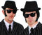 2 x 4-teiliges Brothers Blues Zubehör-Set: Fedora-Hüte, Gläser, Anstecksets, Krawatten - Größe: 2 x 60 cm Hüte