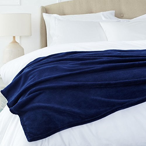 Amazon Basics Überwurf Kuscheldecke, Nicht beheizt, aus weichem, samtigem Plüsch, 168 x 229 cm, Marineblau