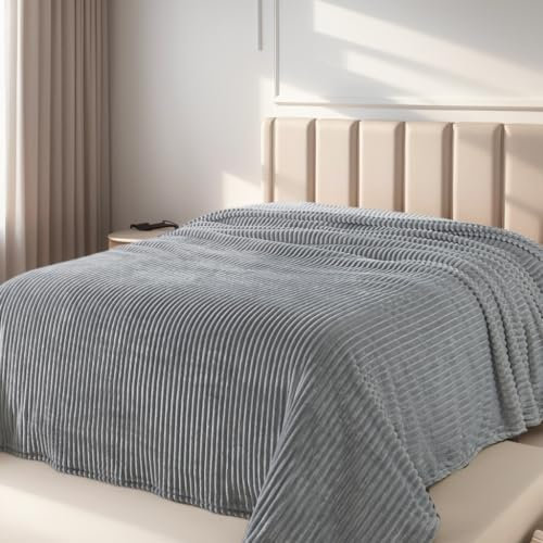 HOZY Kuscheldecke Flauschig Fleecedecke Decke Fleecedecke - Kuscheldecke 130x150cm, Wohndecke fur Sofa Bett Couch, Warme und Weiche Decke mit Streifenmuster, Hellgrau