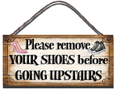 Gigglewick Gifts Panneau humoristique en bois «Before Going Upstairs Please remove Your Shoes», anniversaire, cadeau, plaque murale («Avant de passer à l'étage, veuillez retirer vos chaussures»)