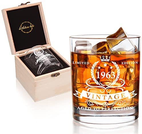 LIGHTEN LIFE Regalos de cumpleaños número 61 para hombres, vaso de whisky de 1963 en una valiosa caja de madera, vaso de whisky bourbon para papá de 61 años, marido, amigo, vidrio antiguo de 12 onzas