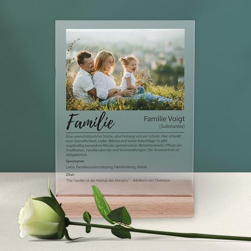 LAUBLUST Design Glas Bild mit Foto Acrylglas & 3 Holzsockel - Personalisiertes Geschenk mit Bild: Definition wie im Duden - Familie | 15x20 cm - Fotogeschenk für Frauen & Männer | Geschenke für Eltern