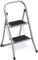 SONGMICS Escalera de Tijera, Escalera con 2 Peldaños, Peldaño Plegable, Bloqueo de Seguridad, Fácil de Guardar, Carga hasta 150 kg, Gris Paloma GSL012G01
