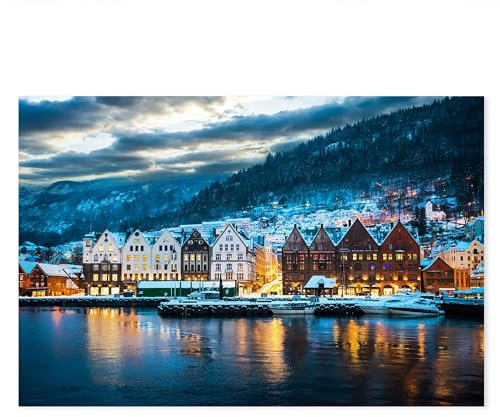 Postereck - 4124 - Bryggen Bergen: Holzhäuser, Schnee & Hafen bei Nacht. - Wandposter Fotoposter Bild Wandbild Wanddeko deko - Poster - 4:3-81,0 cm x 61,0 cm