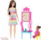Barbie Coffret Barbie Professeur avec poupée brune portant une robe imprimée, 1 poupée enfant en bas âge et accessoires pour enseigner, JCR76