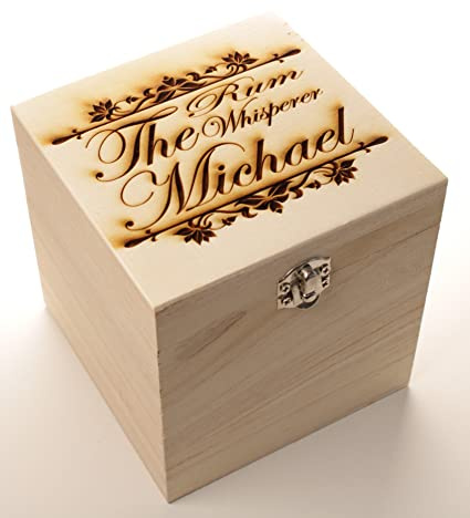 Rumglas The Rum Whisperer mit Namen personalisiert Schieferuntersetzer Geschenkbox (Set in Holzbox)