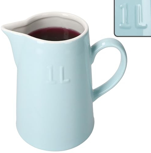 MamboCat Emilia Blau Krug 1L I Steingut Kanne in Pastellblau & Cremeweiß I ideal für Wasser, Saft, Milch, Kakao & Limo I Frühstück, Brunch & Alltag I Karaffe mit Ausgießer & Henkel