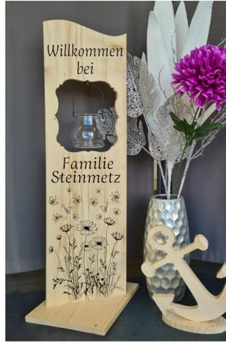 Designbysh Personalisierter Holzaufsteller, Holz Deko Schild Holzschild Eingangsschild mit Windlicht aus Glas, Blumenwiese
