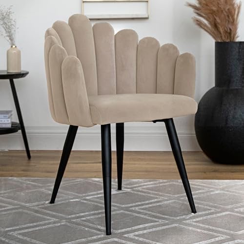 Qiyano Sessel Samtiger Stuhl mit Armlehne in Muschel-Form Glamour für Schminktisch Wohnzimmer oder Esszimmer Designer Thron-Stuhl Samt, Farbe: Creme-Beige