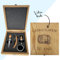 KDO MAGIC - Coffret sommelier personnalisé en bois - 4 accessoires pour le vin - Tire-bouchon, Bouchon, Bec verseur, Stop-gouttes - Personnalisable avec prénom gravé (Modèle Anniversaire)