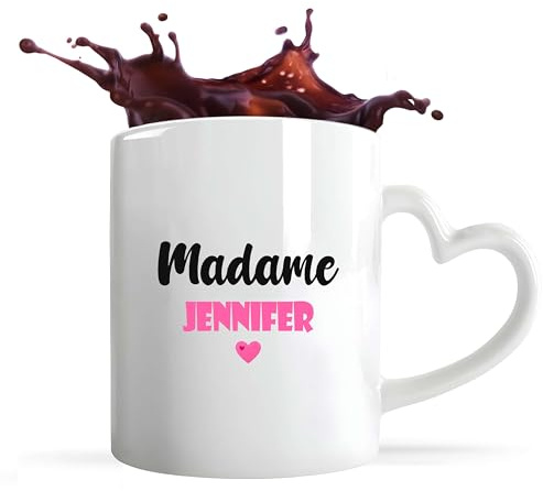 Otshirt Tasse Cœur Madame Jennifer | Mug | Idée Tasse Personnalisable en forme de Cœur Cadeau Anniversaire Fête Original Famille Travail Départ Collègue Retraite Noël. (Rose)