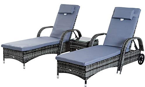 Outsunny Lot de 2 transats Bains de Soleil Grand Confort : Matelas, têtière, Inclinaison réglable Multipositions, accoudoirs, roulettes + Table Basse Verre trempé résine tressée Gris